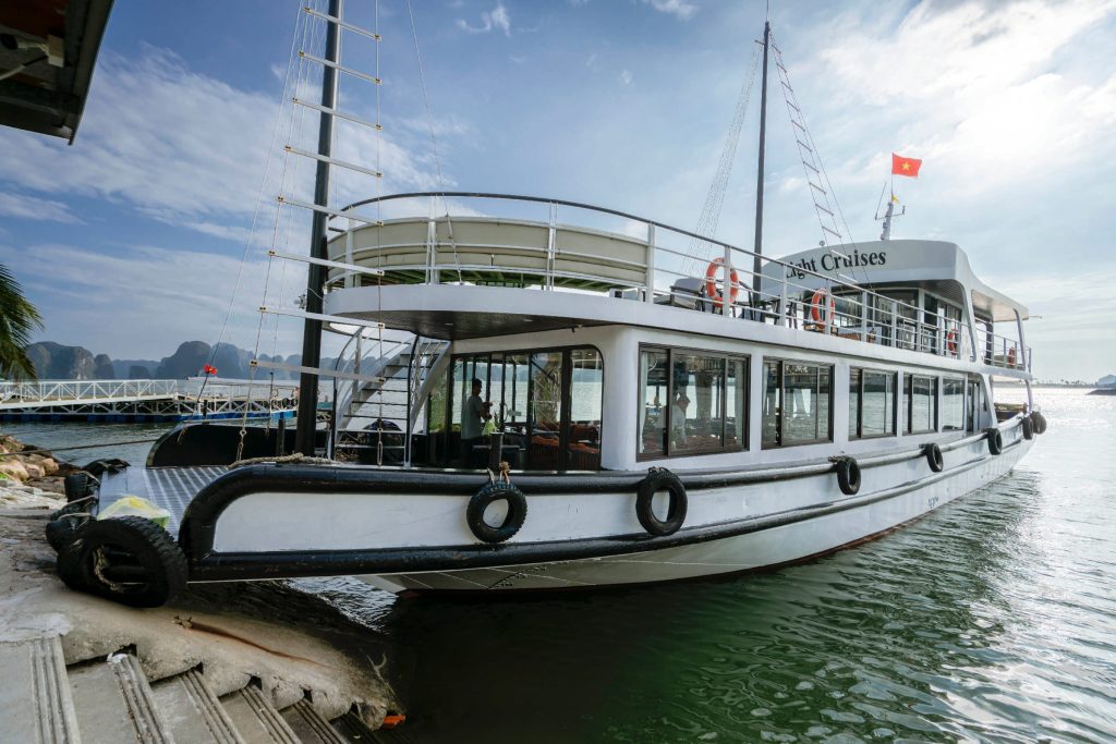 light-cruise-halong-luxury-day-cruise-16