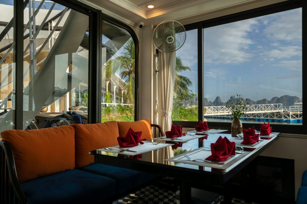 light-cruise-halong-luxury-day-cruise-17