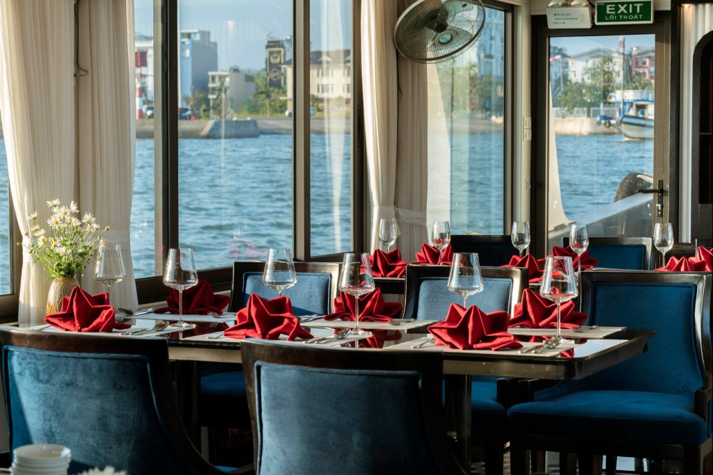 light-cruise-halong-luxury-day-cruise-31