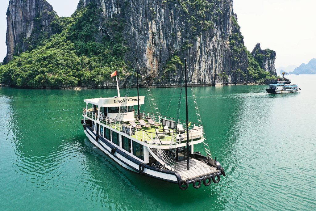 light-cruise-halong-luxury-day-cruise-46