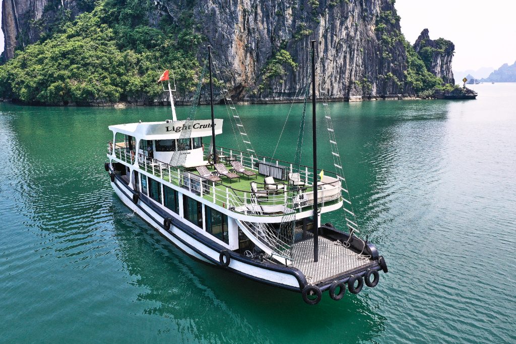 light-cruise-halong-luxury-day-cruise-47